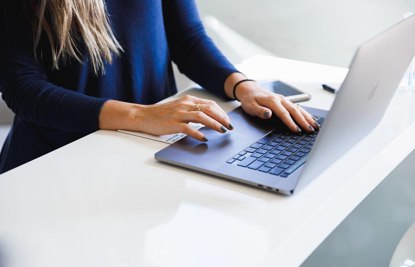 Seseorang mengisi formulir pendaftaran di laptop