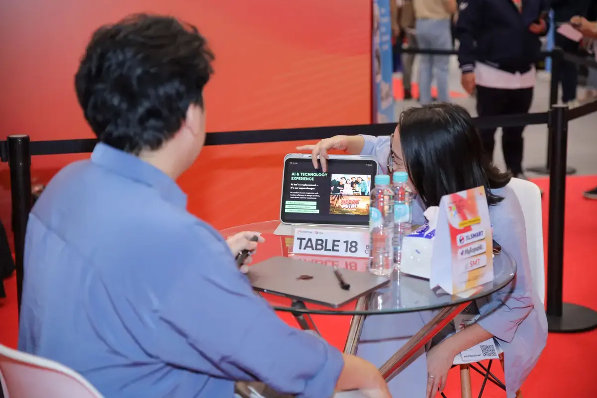 Two guests talking at table number 18